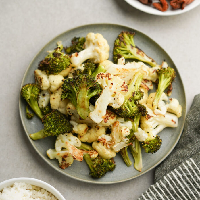 Súp lơ chứa một lượng lớn chất xơ hòa tan và không hòa tan, giúp hệ tiêu hóa hoạt động trơn tru hơn