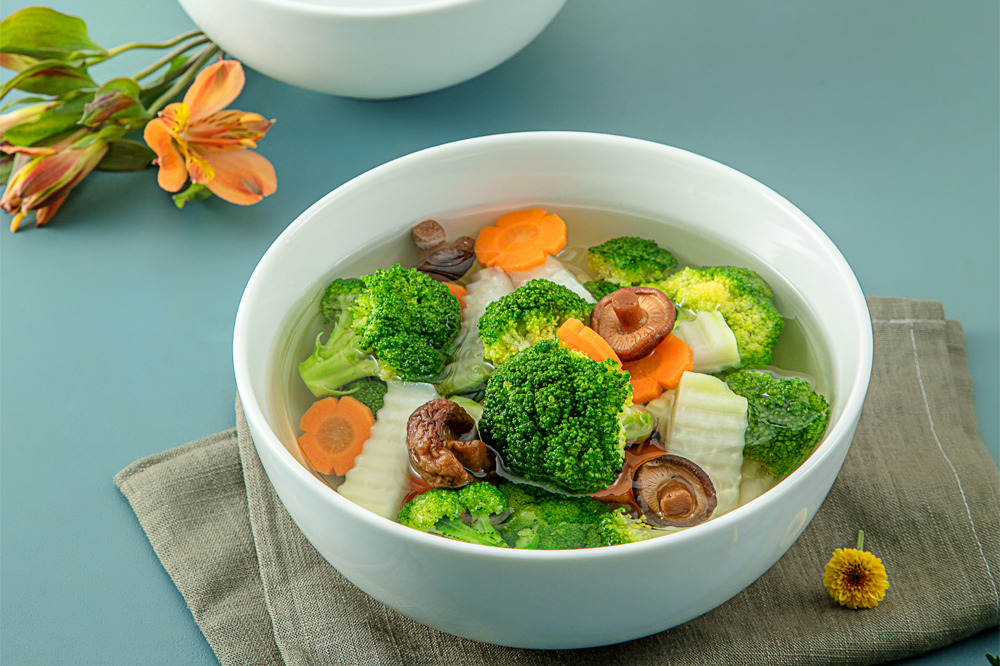 Súp lơ còn chứa nhiều dưỡng chất khác như vitamin K, folate và khoáng chất, góp phần củng cố hàng rào bảo vệ tự nhiên của cơ thể