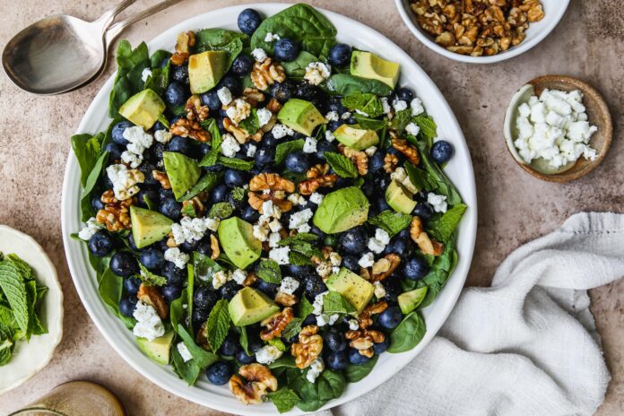 Nhờ chứa nhiều chất xơ hòa tan và không hòa tan, việt quất giúp duy trì hệ tiêu hóa khỏe mạnh