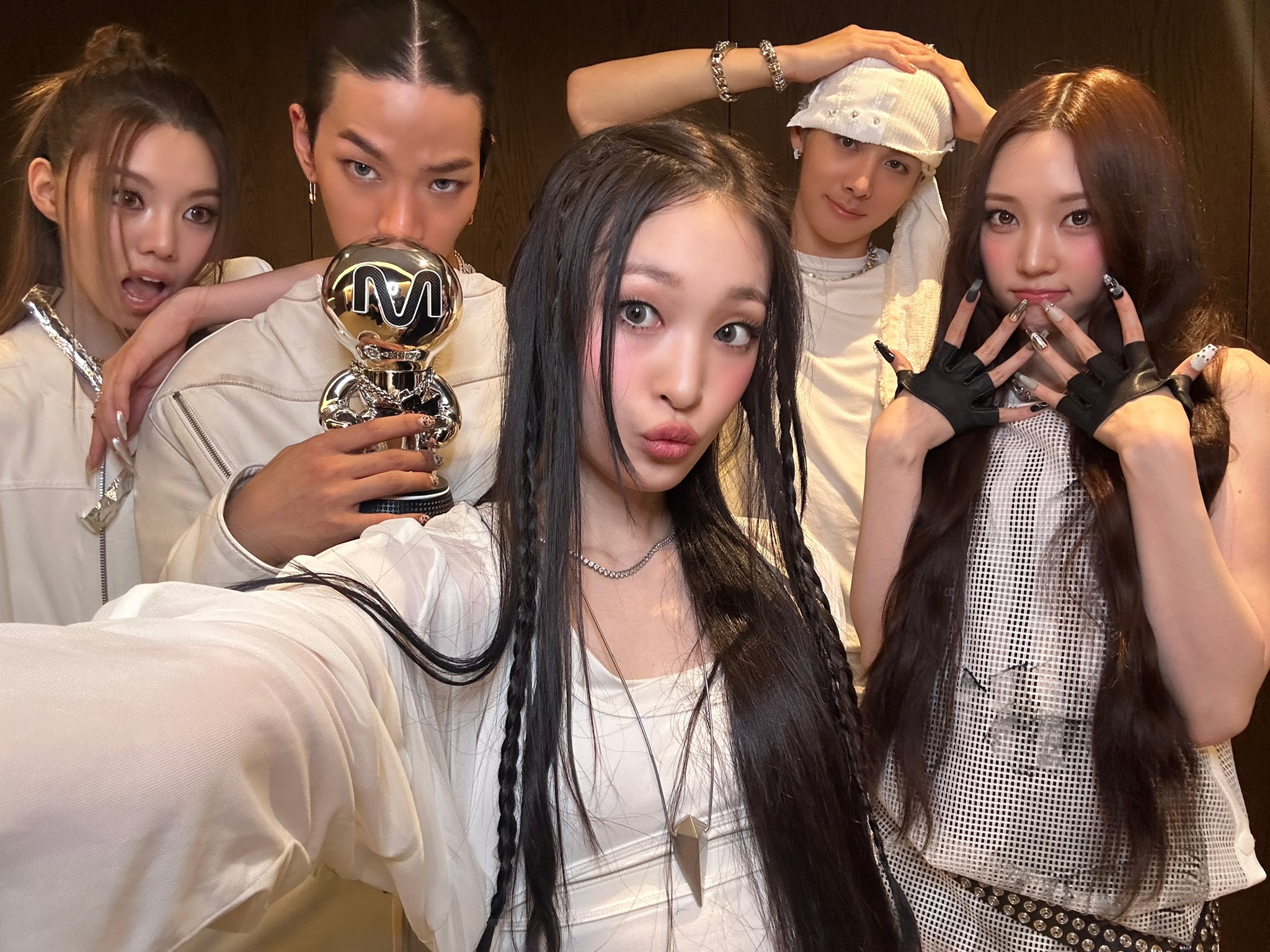 ALLDAY PROJECT từng được truyền thông Hàn Quốc ví là “rookie to watch” — tân binh đáng theo dõi — nhờ khả năng trình diễn vững vàng mặc dù mới debut chưa đầy một năm, và thành tích nhanh chóng trong các bảng xếp hạng (Ảnh: Internet)