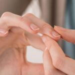 Nguyên nhân khiến móng tay dễ gãy