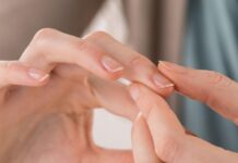 Nguyên nhân khiến móng tay dễ gãy