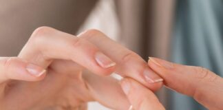 Nguyên nhân khiến móng tay dễ gãy