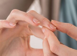 Các nguyên nhân phổ biến khiến móng tay dễ gãy mà bạn cần lưu ý Nguyên nhân khiến móng tay dễ gãy