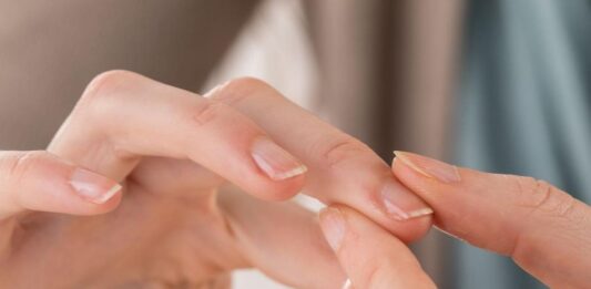 Nguyên nhân khiến móng tay dễ gãy