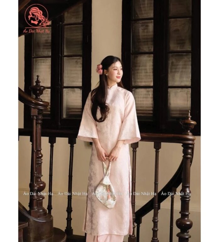 Áo dài cách tân Hồng Cẩm họa tiết nhành đào dập nổi
