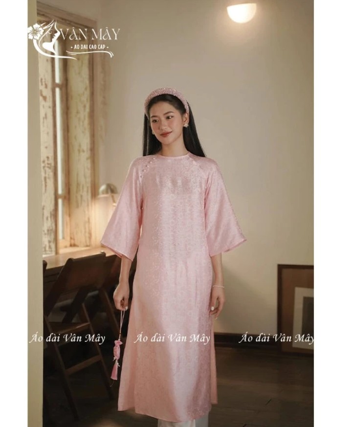 Áo dài gấm tơ dáng suông tay loe