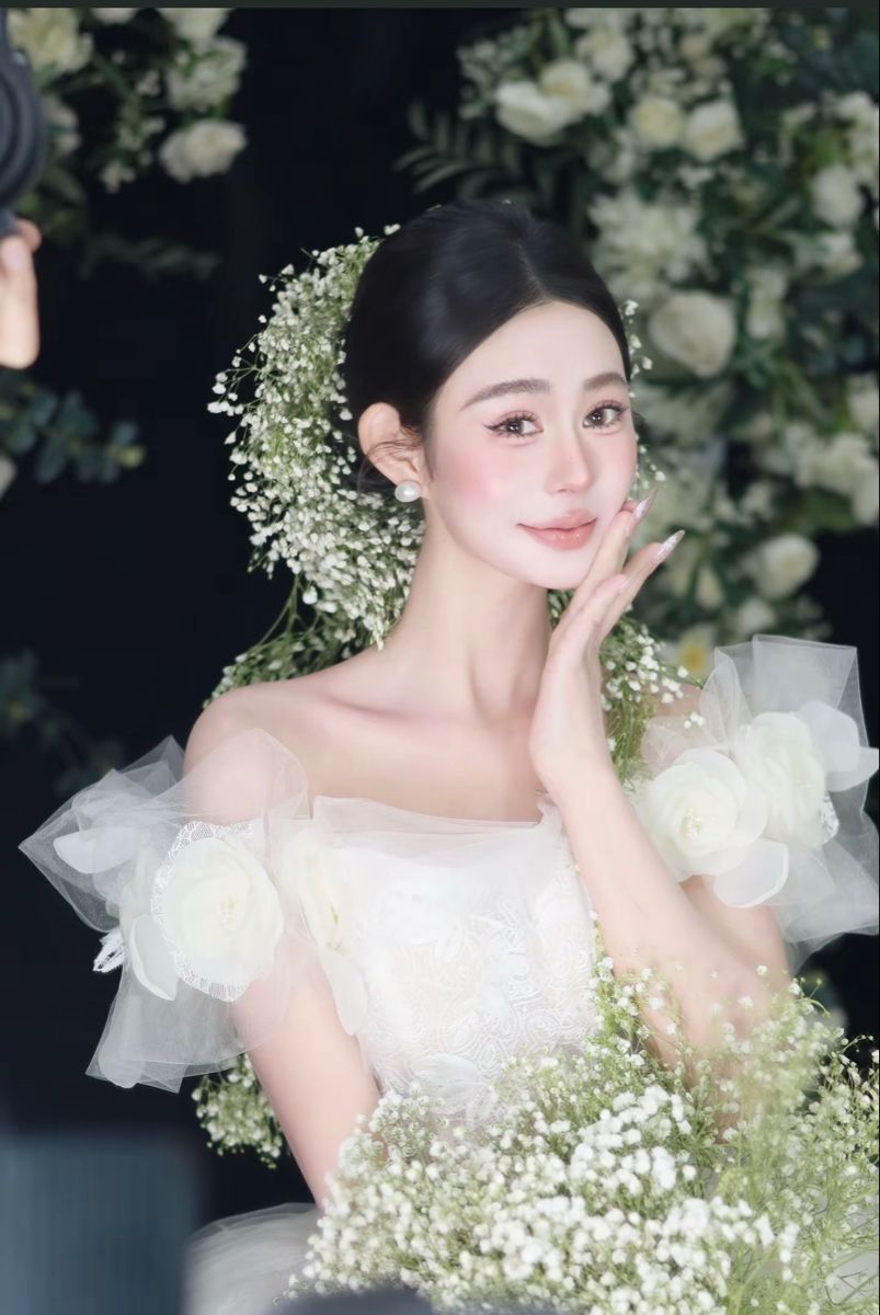 Yếu tố phụ kiện hoa tạo điểm nhấn