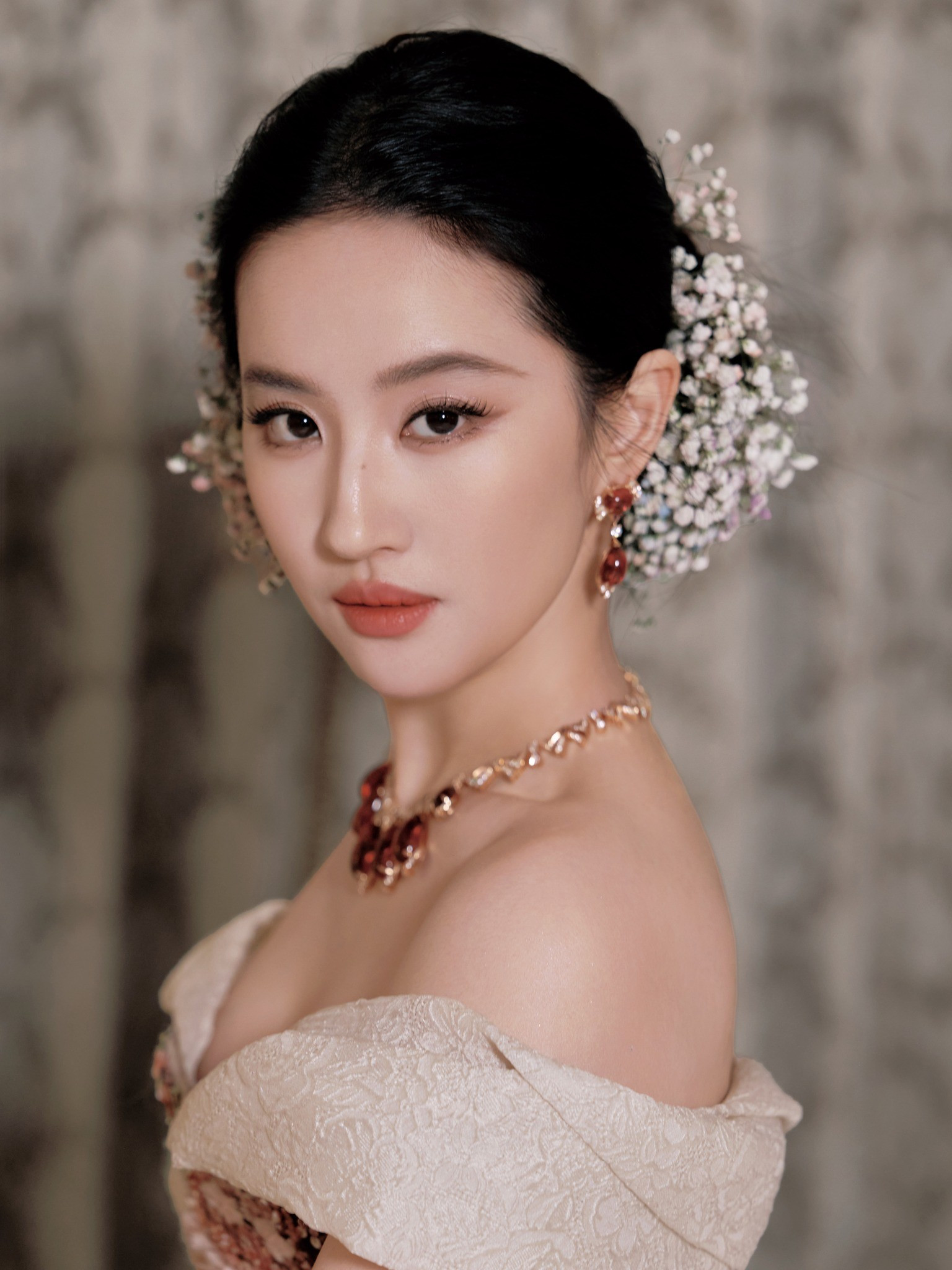 Đu trend búi tóc Lưu Diệc Phi hot nhất dịp cuối năm – từ dự tiếc đến cô dâu đều đáng thử