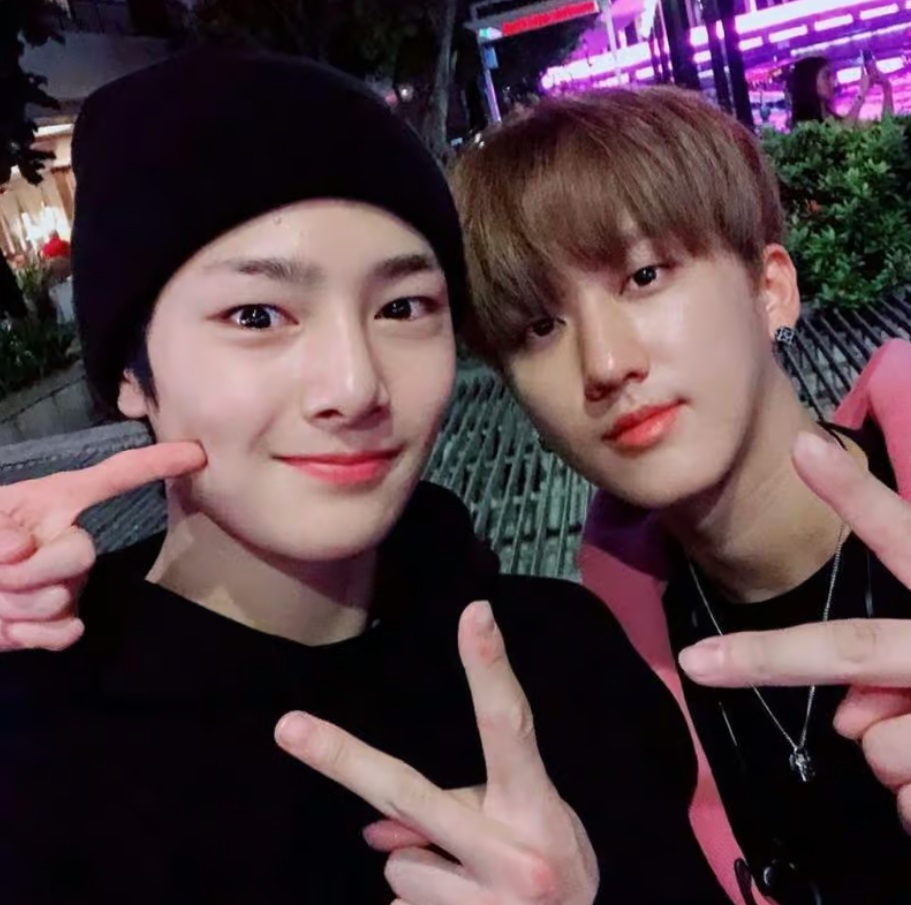 Changbin và I.N của Stray Kids thể hiện sự đối lập thú vị giữa phong cách “dark” mạnh mẽ và năng lượng tươi sáng, tạo nên một màn kết hợp hài hòa dù khác biệt hoàn toàn về vibe (Ảnh: Internet)