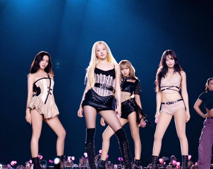 Các thành viên BLACKPINK được người hâm mộ chào đón với ba đêm diễn "cháy vé" (Ảnh: Internet)