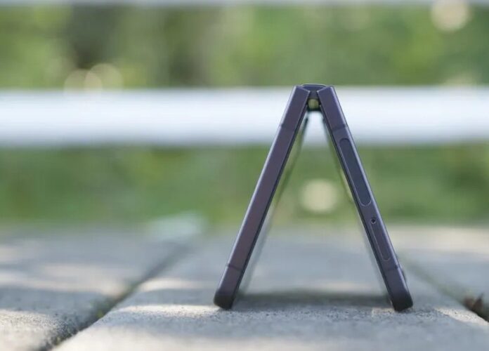 Điện thoại màn hình gập Galaxy Z Flip 7 của Samsung (Ảnh: Internet)