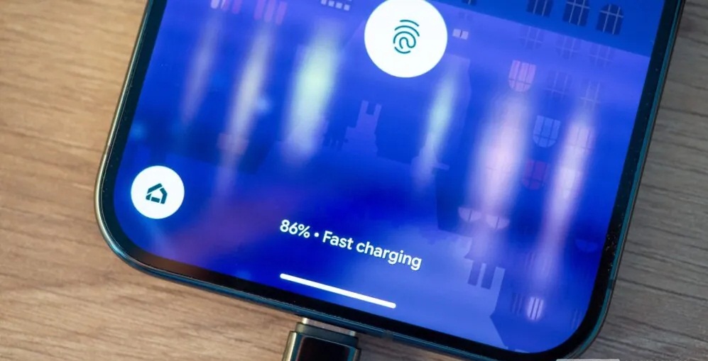 Điện thoại Pixel 10 Pro XL của Google đang sạc nhanh (Ảnh: Internet)