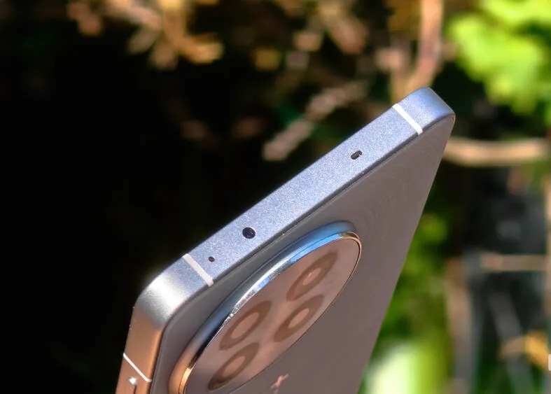 Điện thoại OnePlus 13R với bộ phát hồng ngoại ở cạnh trên (Ảnh: Internet)