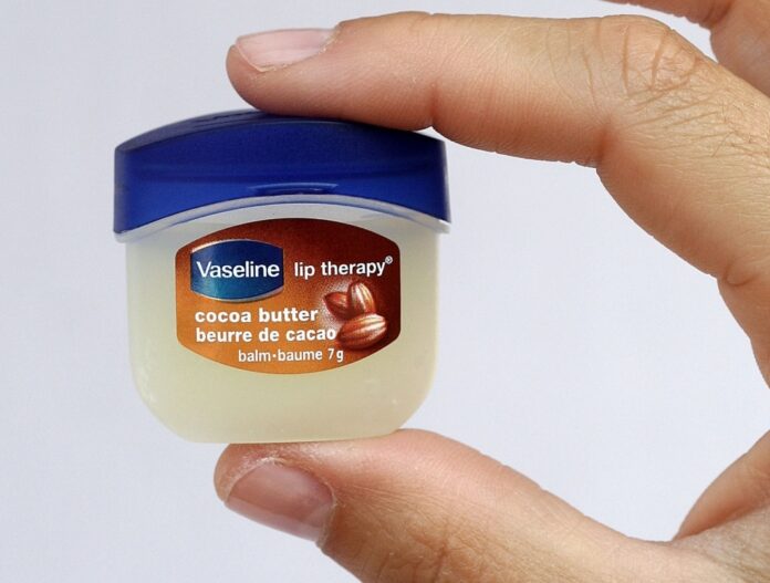 Dưỡng môi Vaseline