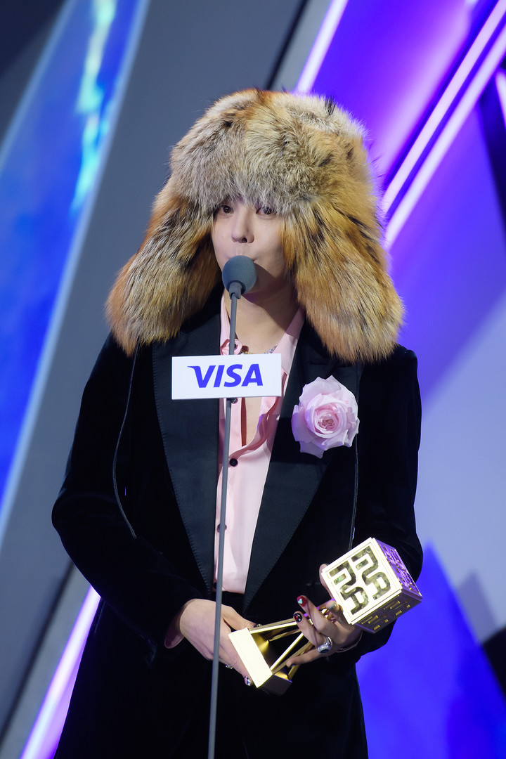 G-DRAGON liên tục xô đổ loạt kỷ lục sau hơn thập kỷ ra mắt (Ảnh: Internet)