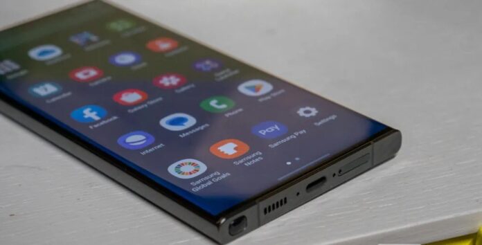 Điện thoại Galaxy S23 Ultra với cổng kết nối và khe cắm bút cảm ứng S Pen (Ảnh: Internet) Điện thoại Galaxy S23 Ultra với cổng kết nối và khe cắm bút cảm ứng S Pen (Ảnh: Internet)