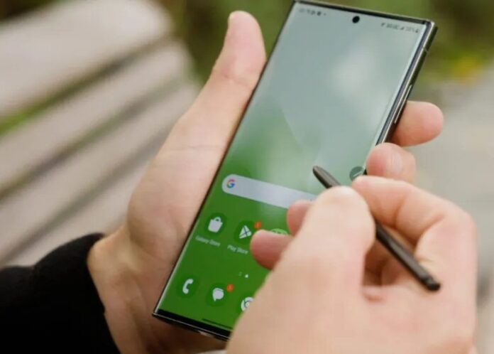 Điện thoại Galaxy S23 Ultra màu xanh lá cây và bút cảm ứng S Pen (Ảnh: Internet) Điện thoại Galaxy S23 Ultra màu xanh lá cây và bút cảm ứng S Pen (Ảnh: Internet)