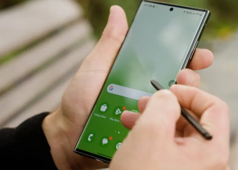 Điện thoại Galaxy S23 Ultra màu xanh lá cây và bút cảm ứng S Pen (Ảnh: Internet)