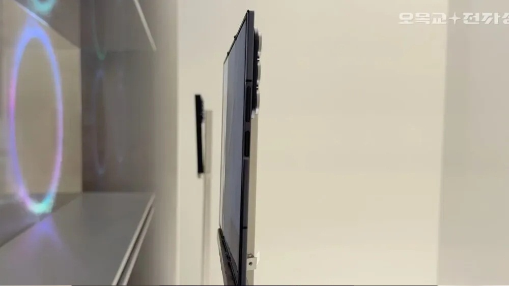 Hình ảnh điện thoại gập 3 màn hình Galaxy Z TriFold được tiết lộ (Ảnh: Internet)