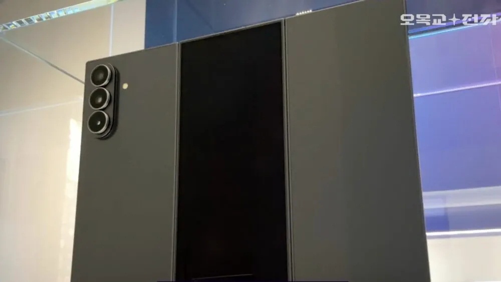 Điện thoại gập 3 màn hình Galaxy Z TriFold của Samsung (Ảnh: Internet)