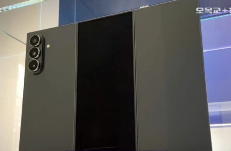 Hình ảnh điện thoại gập 3 màn hình Galaxy Z TriFold được tiết lộ (Ảnh: Internet)
