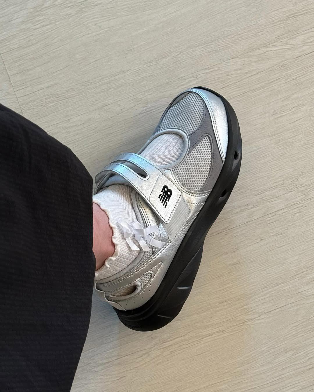 Đôi giày thể thao quai ngang năng động nhưng vẫn nữ tính (Nguồn: Internet)