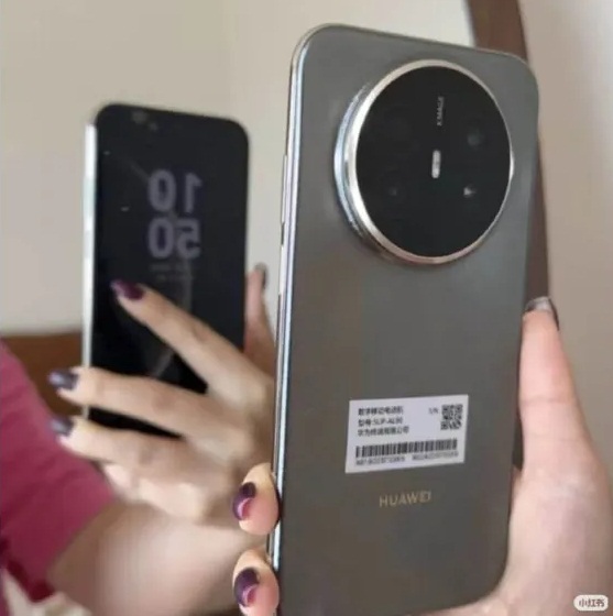 Hình ảnh rò rỉ điện thoại Huawei Mate 70 Air trên Weibo (Ảnh: Internet)