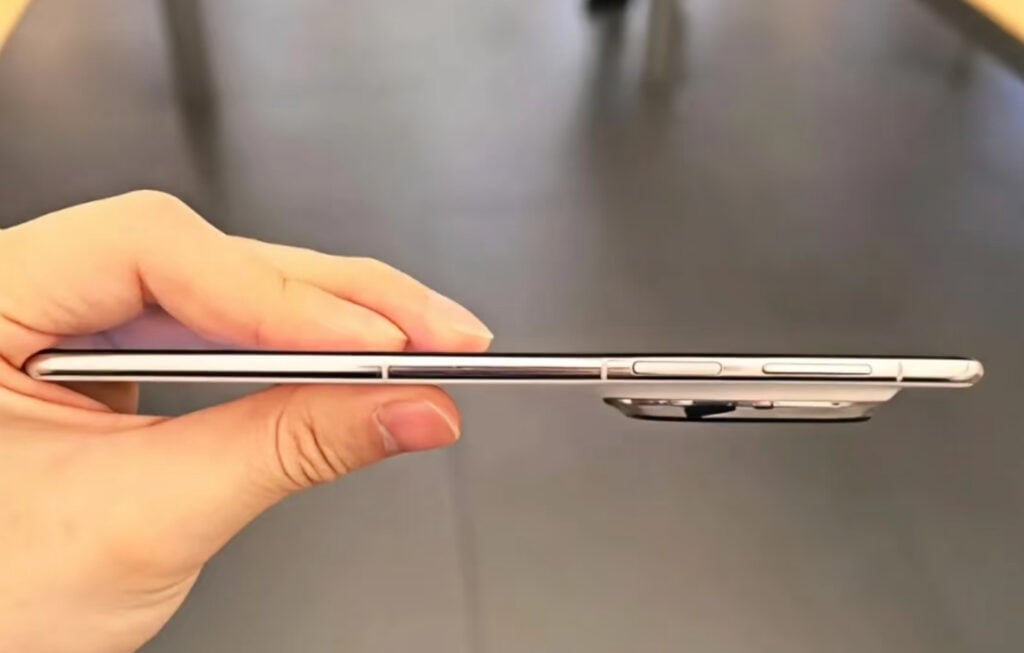 Mate 70 Air xuất hiện với khung viền giữa hơi cong và các góc bo nhẹ, mang lại cảm giác cầm nắm thoải mái hơn so với nhiều mẫu smartphone cùng phân khúc (Ảnh: Internet)