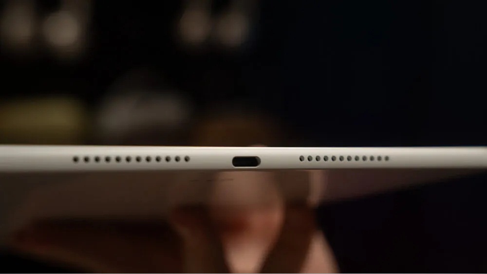 Cổng kết nối và loa của MatePad 12 X (Ảnh: Internet)