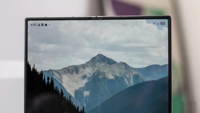 Điện thoại màn hình gập Galaxy Z Fold 6 của Samsung với camera selfie ẩn dưới màn hình (Ảnh: Internet)