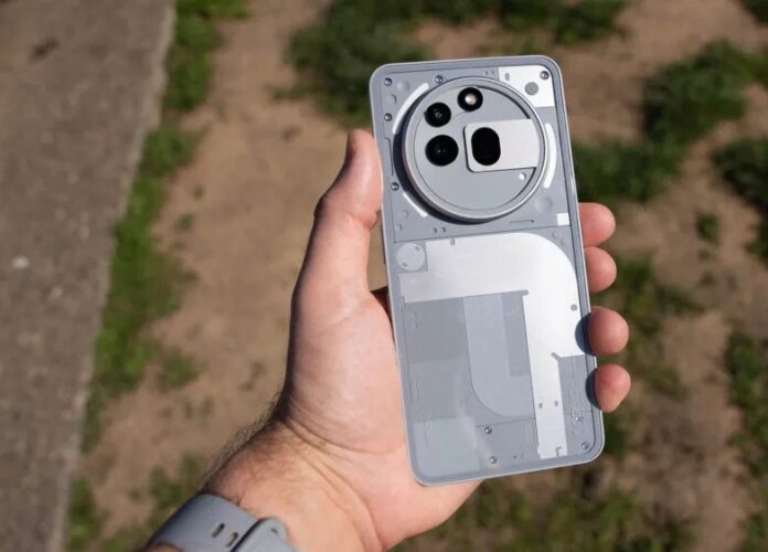 Điện thoại Nothing Phone 3a Pro với thiết kế trong suốt (Ảnh: Internet)