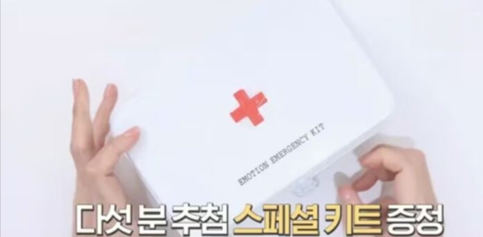 Biểu tượng chữ thập đỏ được sử dụng trên bao bì sản phẩm Emotional Emergency Prescription Kit (Ảnh: Internet)
