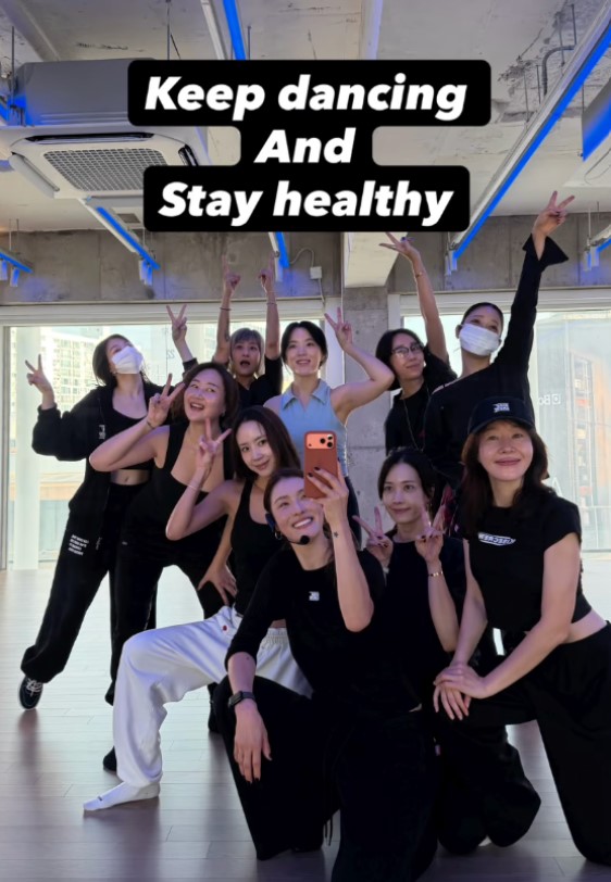 Kahi hạnh phúc với công việc tại học viện vũ đạo do bản thân sáng lập (Ảnh: Internet)