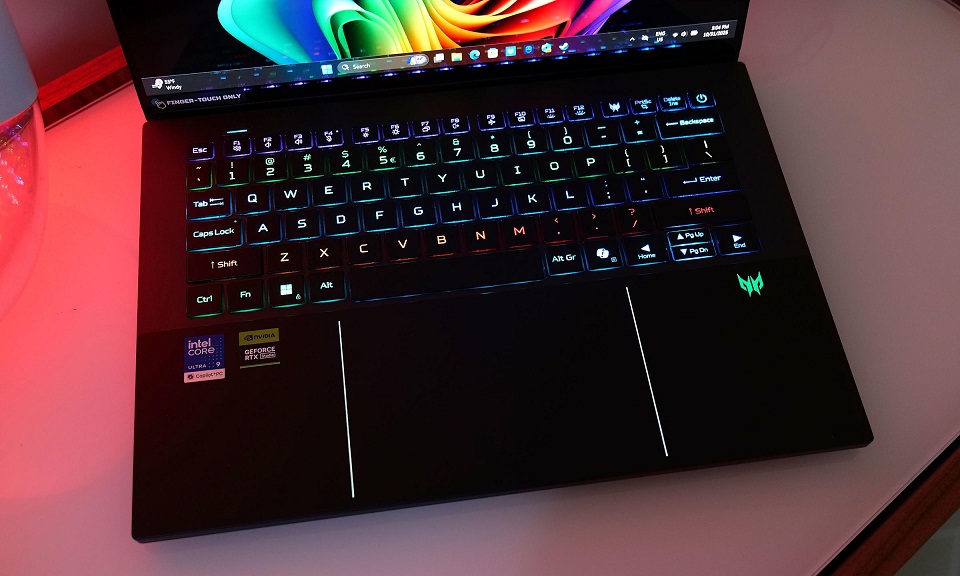Laptop Acer Predator Triton 14 AI có bàn phím với đèn LED mini trên từng phím và bàn di chuột tích hợp hỗ trợ bút cảm ứng (Ảnh: Internet)