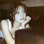 Lee Seo Yeon – Cựu thành viên fromis_9 chuẩn bị ra mắt solo dưới trướng H1GHR MUSIC Lee Seo Yeon trong bộ ảnh teaser cho album solo đầu tay dưới trướng H1GHR MUSIC, xuất hiện với kiểu tóc ngắn thời thượng và phong cách trưởng thành. Hình ảnh này đánh dấu sự chuyển mình của cô sang dòng nhạc R&B và hip-hop hiện đại (Ảnh: Internet)