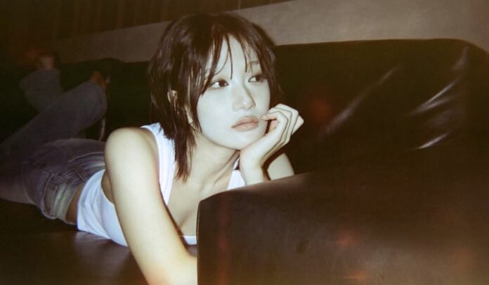 Lee Seo Yeon trong bộ ảnh teaser cho album solo đầu tay dưới trướng H1GHR MUSIC, xuất hiện với kiểu tóc ngắn thời thượng và phong cách trưởng thành. Hình ảnh này đánh dấu sự chuyển mình của cô sang dòng nhạc R&B và hip-hop hiện đại (Ảnh: Internet)