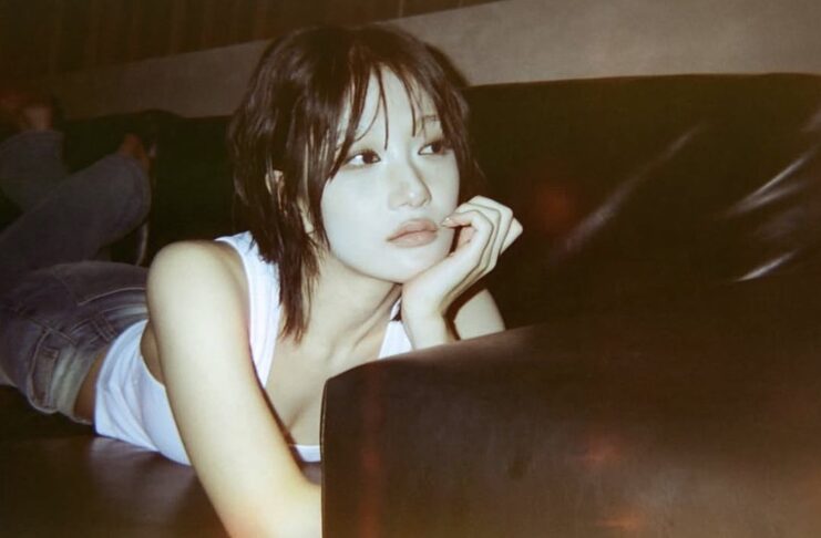 Lee Seo Yeon – Cựu thành viên fromis_9 chuẩn bị ra mắt solo dưới trướng H1GHR MUSIC Lee Seo Yeon trong bộ ảnh teaser cho album solo đầu tay dưới trướng H1GHR MUSIC, xuất hiện với kiểu tóc ngắn thời thượng và phong cách trưởng thành. Hình ảnh này đánh dấu sự chuyển mình của cô sang dòng nhạc R&B và hip-hop hiện đại (Ảnh: Internet)