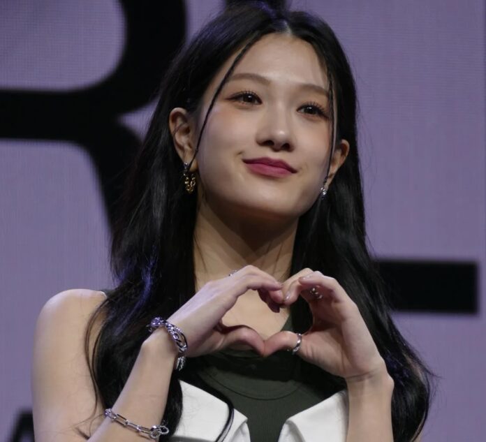 Khoảnh khắc Lee Seo Yeon tỏa sáng trên sân khấu cùng fromis_9, thể hiện khả năng hát dẫn và vũ đạo cuốn hút. Cô luôn được yêu mến nhờ phong thái biểu diễn tự tin và giàu cảm xúc (Ảnh: Internet)