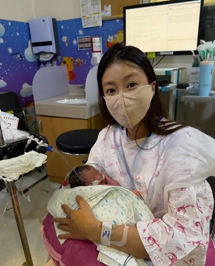 Diễn viên Lee Si-young hạ sinh con gái thứ hai sau khi ly hôn (Ảnh: Internet)