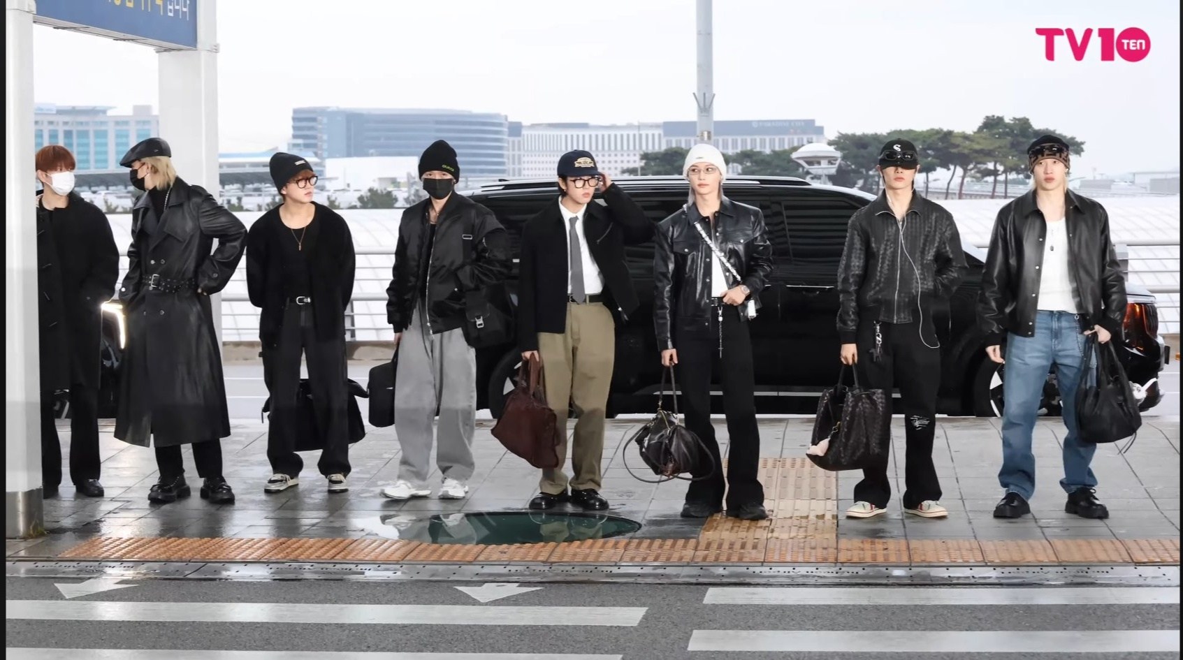 Stray Kids và các nhóm nhạc đã lên đường sang Hồng Kông để chuẩn bị cho ngày MAMA diễn ra (Ảnh: Internet)