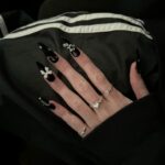 Thích tone đen huyền bí thì đừng bỏ qua 30+ mẫu nail màu đen vừa sang vừa cuốn này