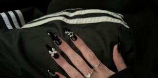 Thích tone đen huyền bí thì đừng bỏ qua 30+ mẫu nail màu đen vừa sang vừa cuốn này