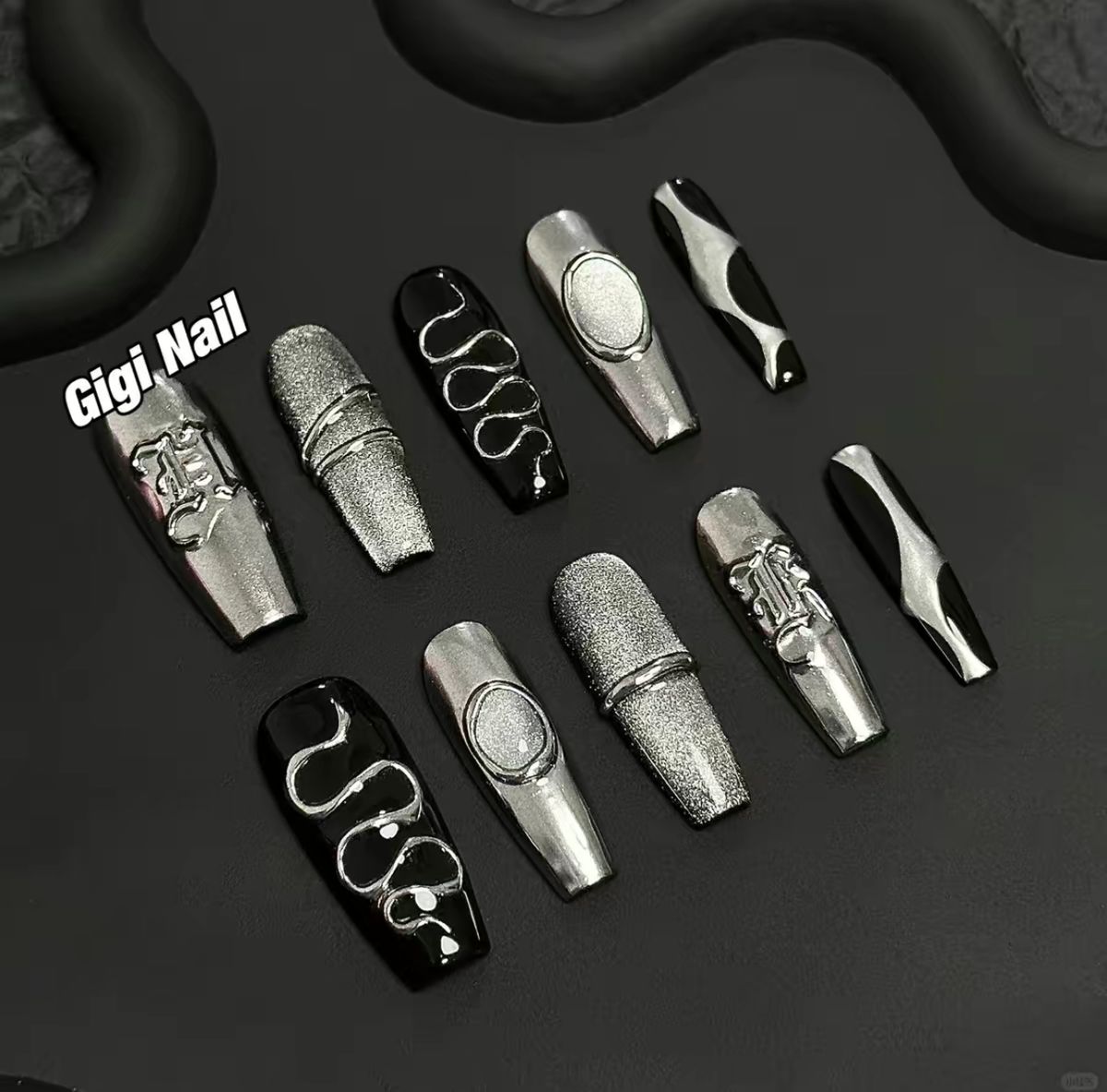 Thích tone đen huyền bí thì đừng bỏ qua 30+ mẫu nail màu đen vừa sang vừa cuốn này