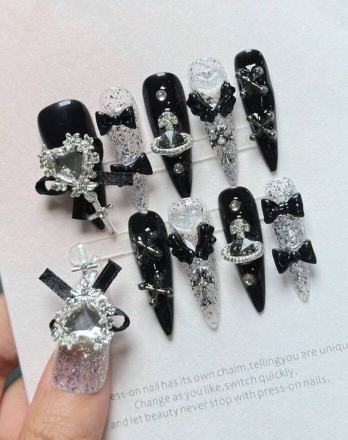 Đính nhiều charm lấp lánh Đính nhiều charm lấp lánh