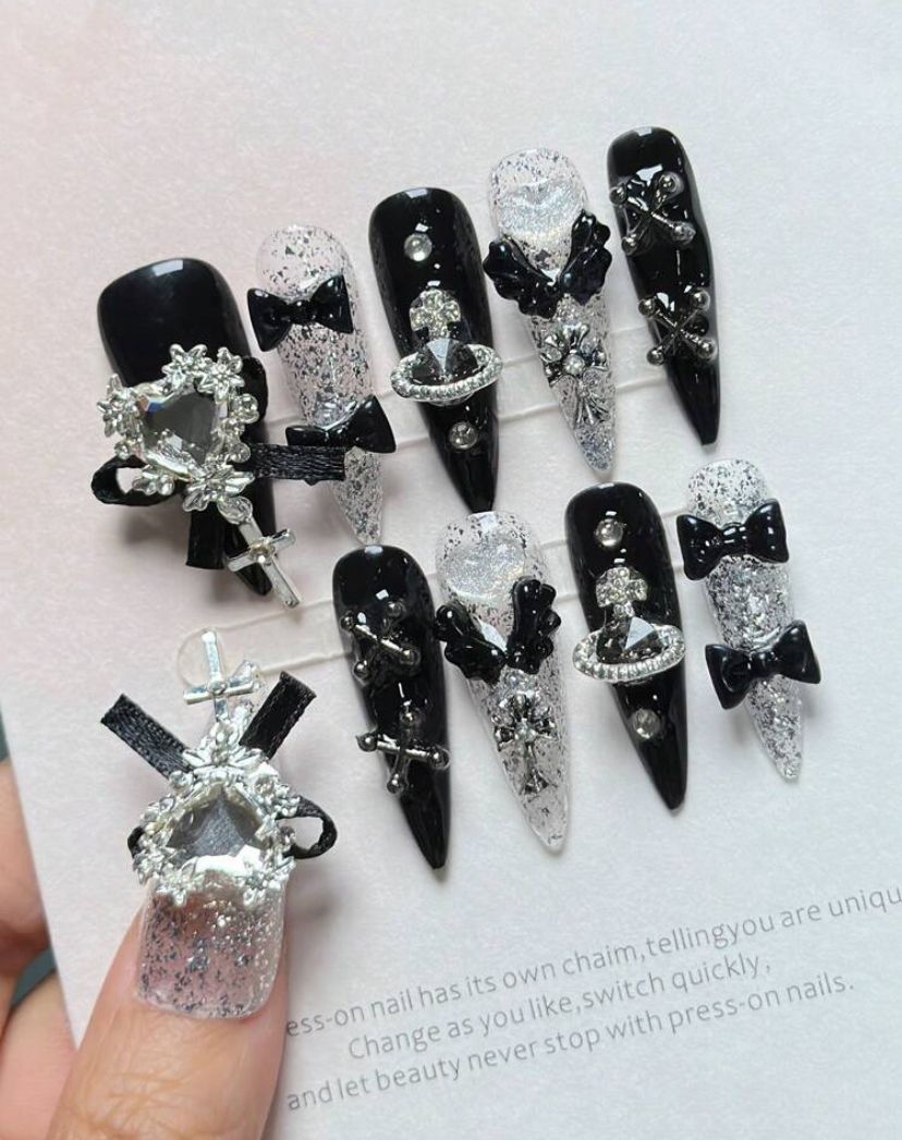 Đính nhiều charm lấp lánh