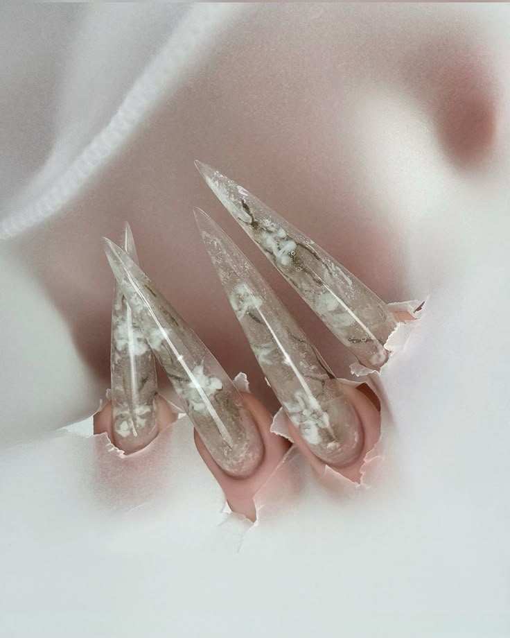 Nail trong ẩn hoa tinh tế