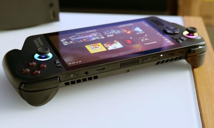 Tất cả các cổng kết nối của ROG Xbox Ally X đều nằm dọc phía trên, bao gồm 2 jack cắm USB-C, jack cắm âm thanh 3,5 mm và đầu đọc thẻ nhớ microSD (Ảnh: Internet) Tất cả các cổng kết nối của ROG Xbox Ally X đều nằm dọc phía trên, bao gồm 2 jack cắm USB-C, jack cắm âm thanh 3,5 mm và đầu đọc thẻ nhớ microSD (Ảnh: Internet)