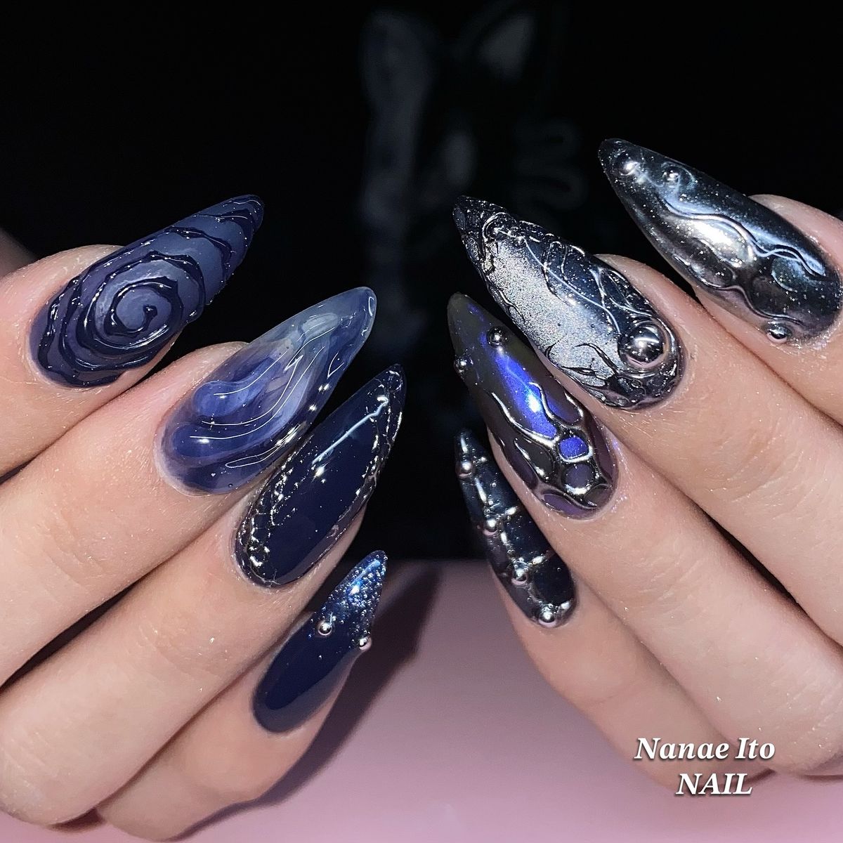 Nền xanh phối bạc phong cách Y3K (Nguồn: Internet)