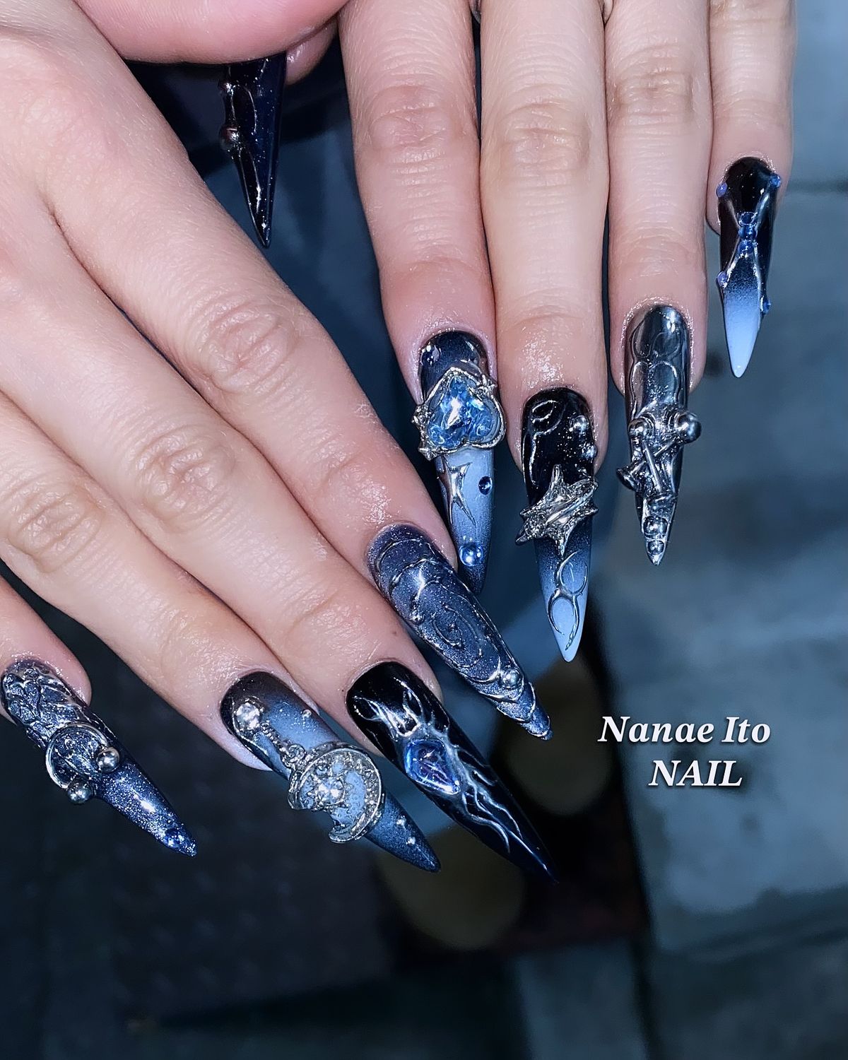 Mẫu nail màu xanh đính đá lấp lánh